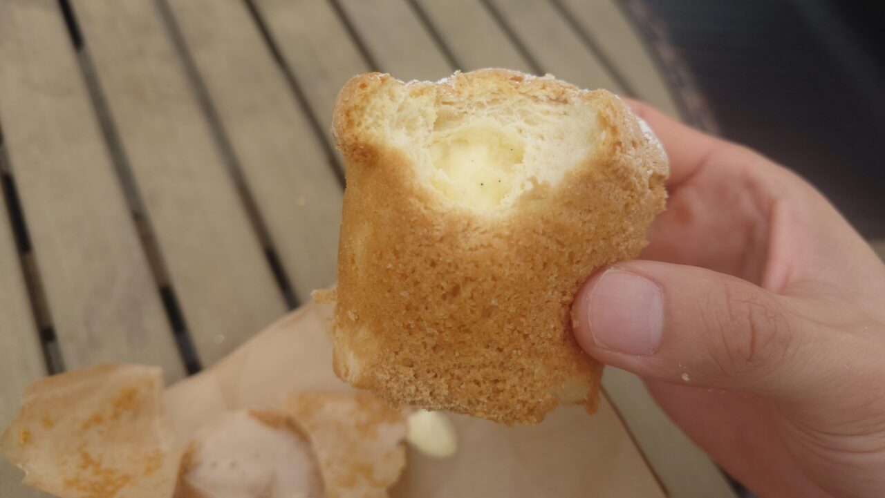 道の駅常総のカスタードメロンパンを食べた断面とカスタードクリーム