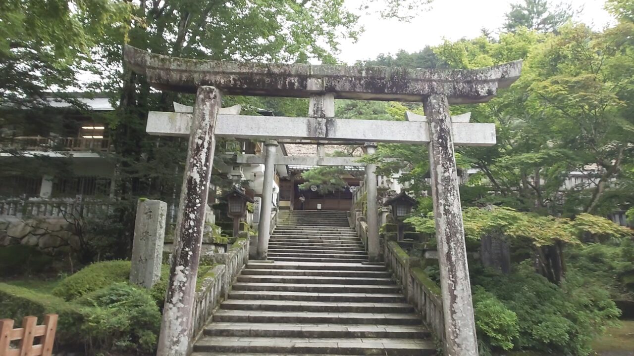 緑に囲まれた古峯神社の鳥居と参道