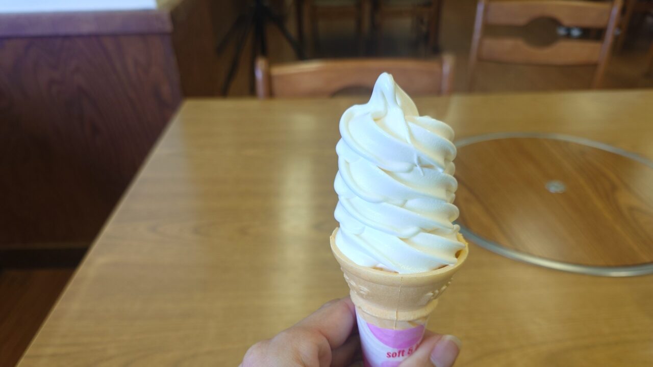 手に持った南ヶ丘牧場名物の濃厚でミルキーな美味しいソフトクリーム