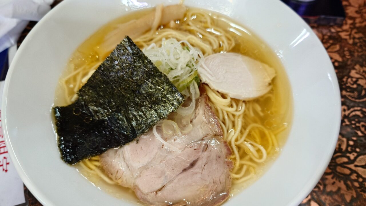 大きなチャーシューと海苔、ネギがトッピングされた、なかの食堂の美味しそうな塩ラーメン
