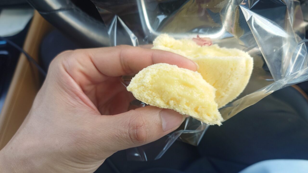 日産エクストレイルのハンドルを背景に、車内で食べる那須銘菓の御用邸の月
