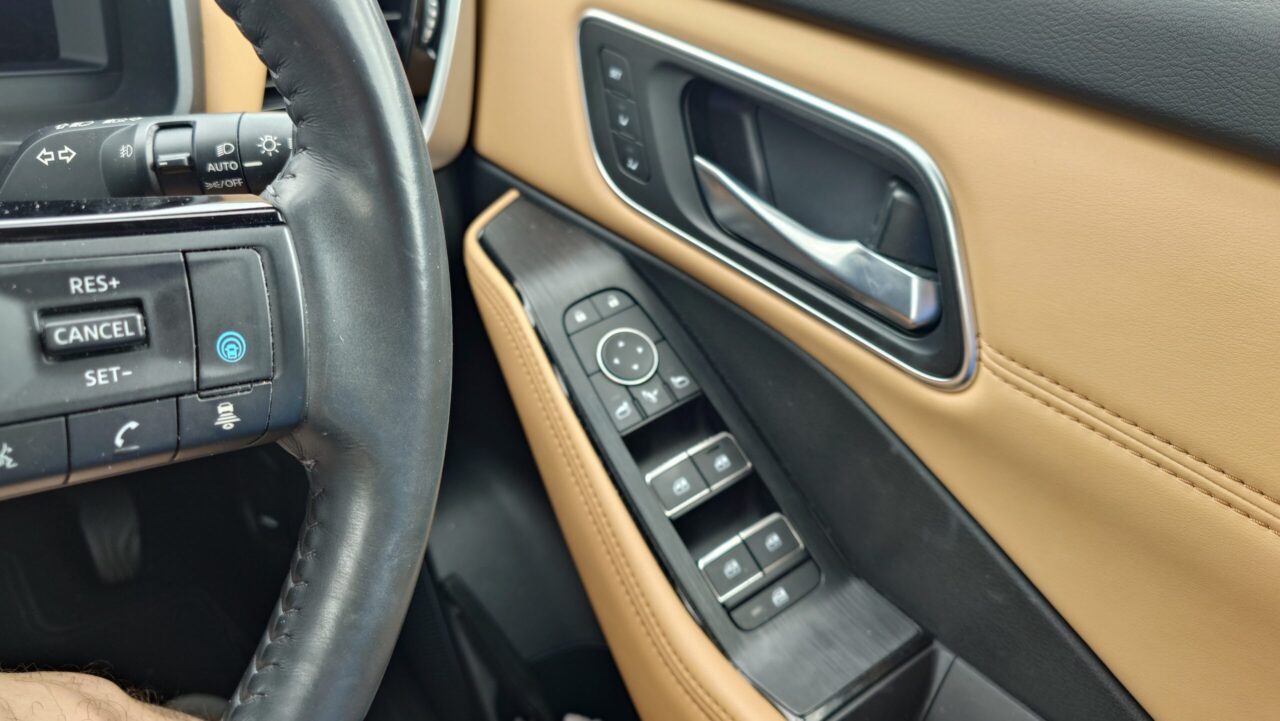 T33エクストレイル前期型の運転席ドアパネルに採用されたタンカラーの内装とウインドースイッチ類