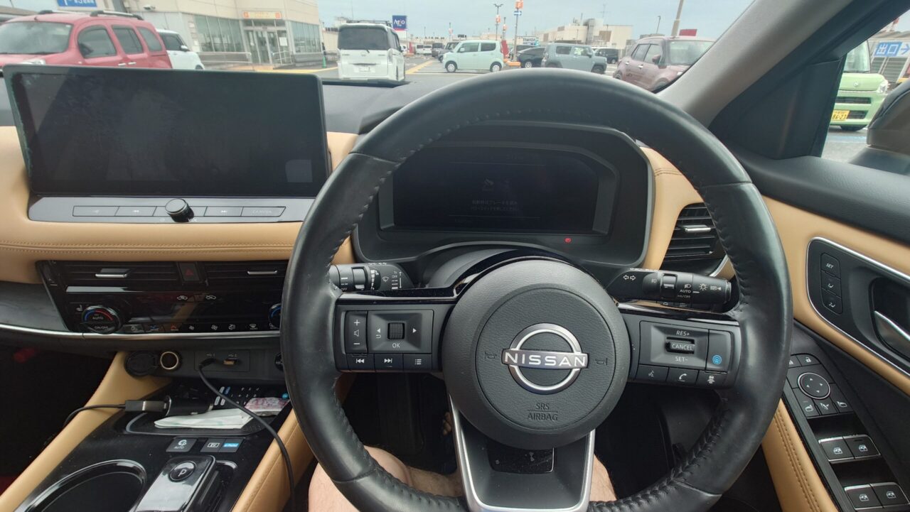 日産エクストレイルT33型の運転席とダッシュボード