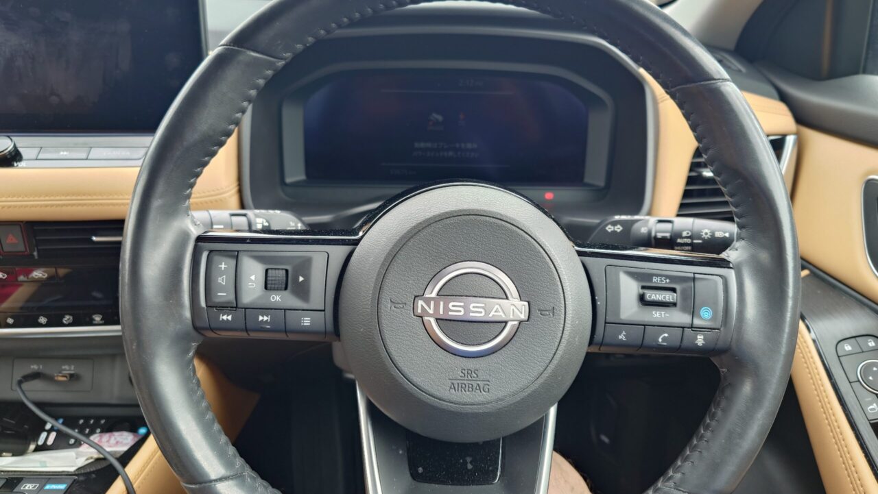 日産エクストレイルのステアリングホイールと操作スイッチ