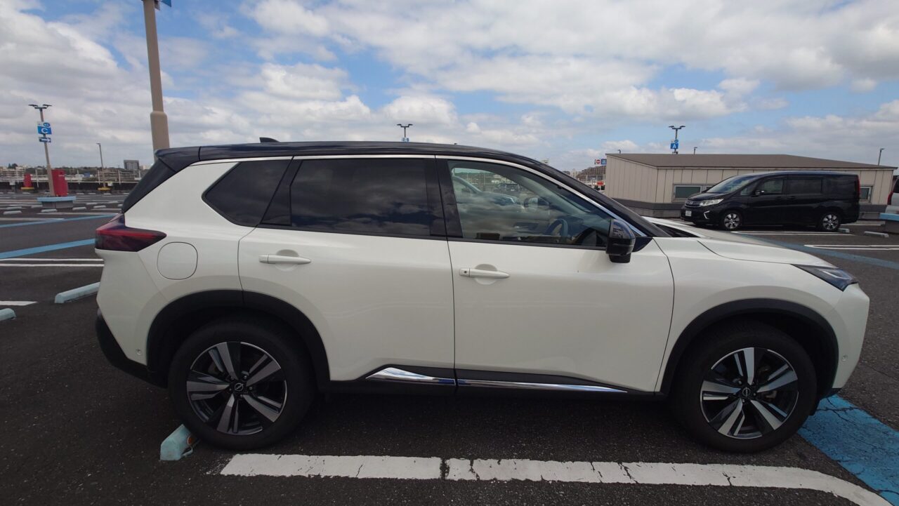 日産エクストレイル(ホワイト)の右側面の外観