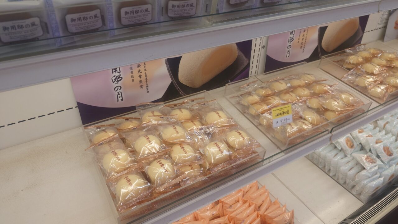 お菓子の城の棚にずらりと並んでバラ売りされている那須銘菓「御用邸の月」