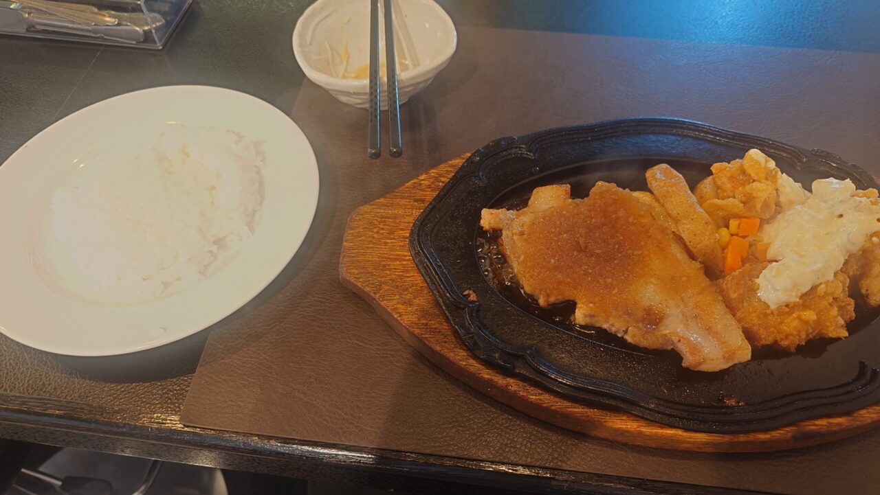 レストラン大原のボリューム満点な日替わり定食（ポークソテーとチキン南蛮）の写真