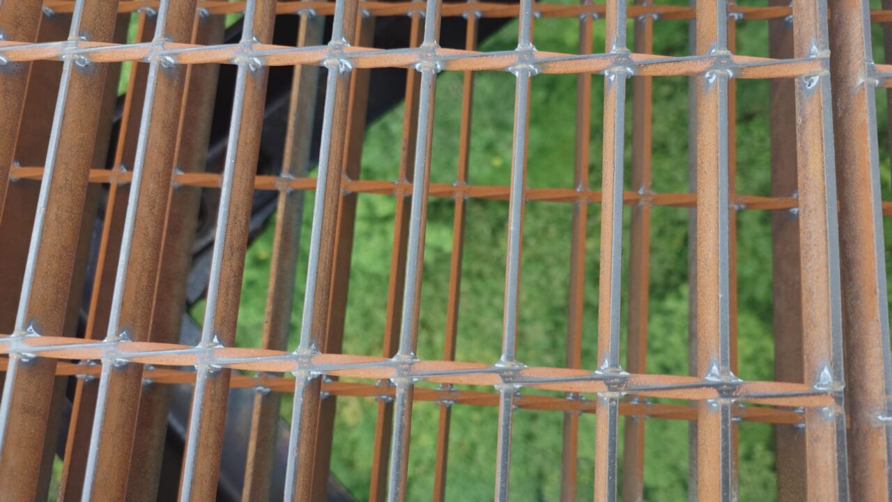 つつじ吊橋の中央部分はグレーチングになっていて谷底が透けて見えるスケルトン仕様の足場