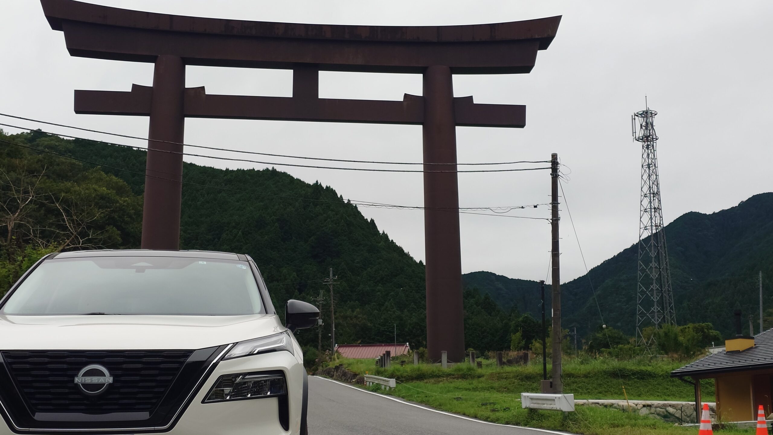 古峯神社の巨大な大鳥居の前に停車した白いエクストレイルT33