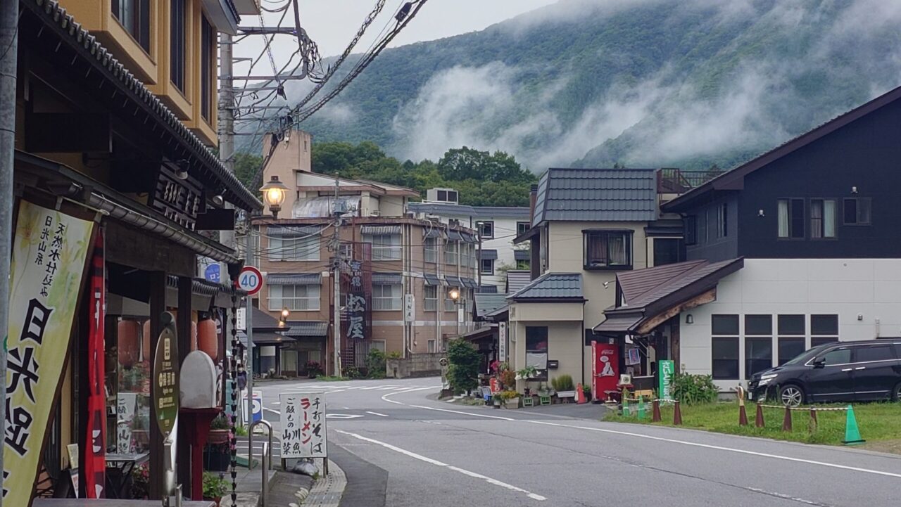 早朝に散策した霧のかかる山を望む湯西川温泉街