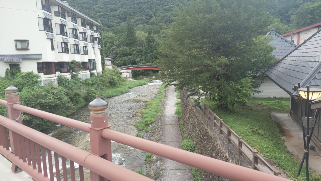 早朝の湯西川温泉を流れる川と山に囲まれた温泉街